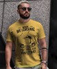 nigdy nie lekceważ siły mężczyzny który urodził się w... żółta męska koszulka urodzinowa na urodziny.jpg