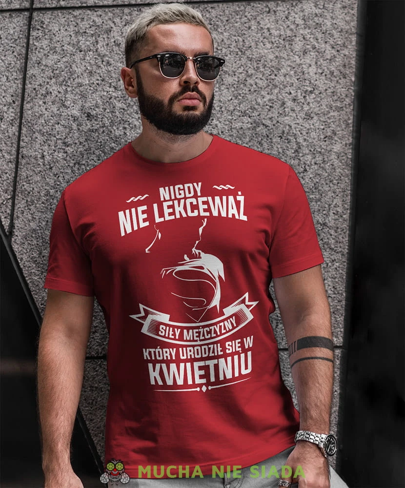 nigdy nie lekceważ siły mężczyzny który urodził się w... czerwona męska koszulka urodzinowa na urodziny.jpg