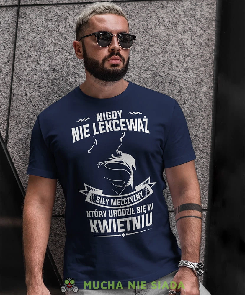 nigdy nie lekceważ siły mężczyzny który urodził się w... granatowa męska koszulka urodzinowa na urodziny.jpg