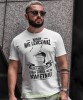 nigdy nie lekceważ siły mężczyzny który urodził się w... biała męska koszulka urodzinowa na urodziny.jpg