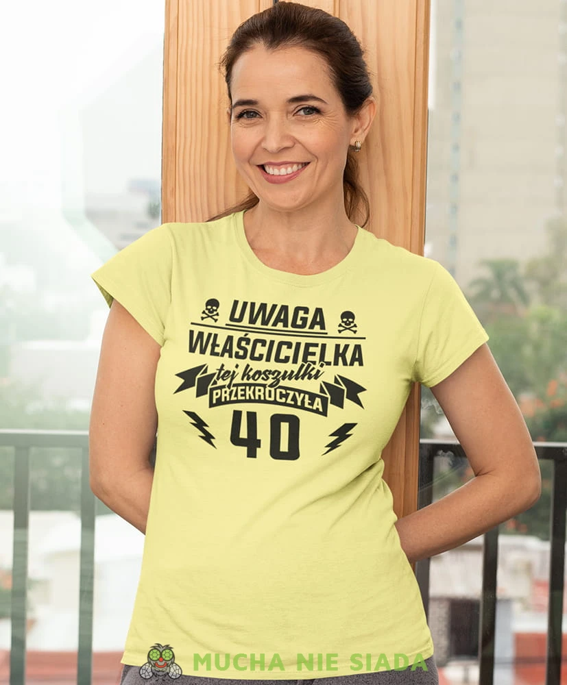 uwaga właścicielka tej koszulki przekroczyła... żółta damska koszulka urodzinowa z nadrukiem na urodziny.jpg