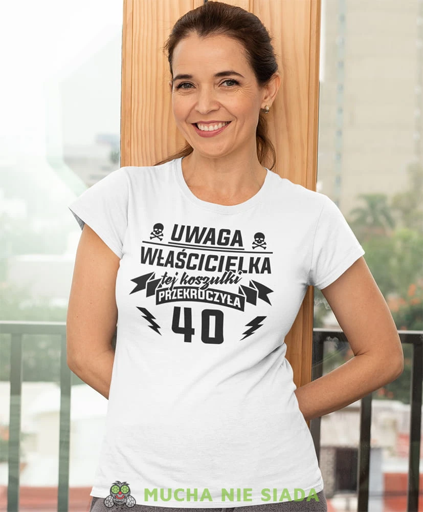 uwaga właścicielka tej koszulki przekroczyła... biała damska koszulka urodzinowa z nadrukiem na urodziny.jpg