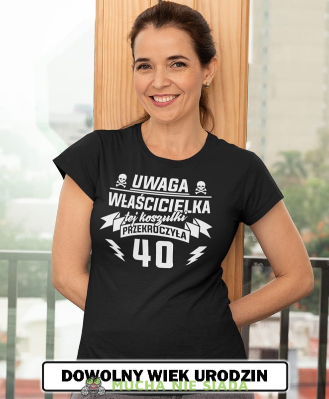 uwaga właścicielka tej koszulki przekroczyła... czarna damska koszulka urodzinowa z nadrukiem na urodziny opis.jpg