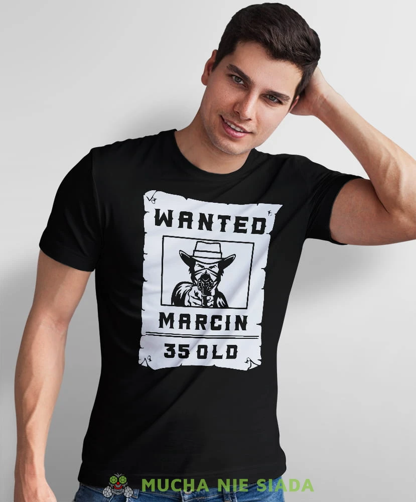wanted czarna męska koszulka urodzinowa z nadrukiem na urodziny.jpg