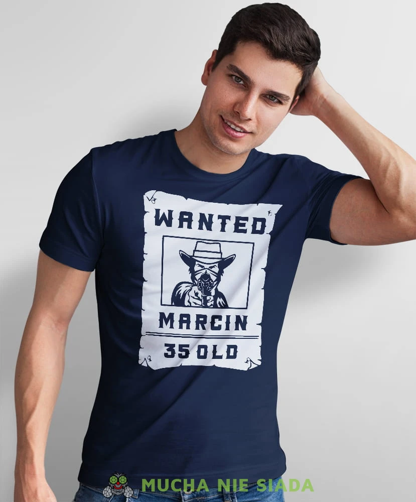 wanted granatowa męska koszulka urodzinowa z nadrukiem na urodziny.jpg
