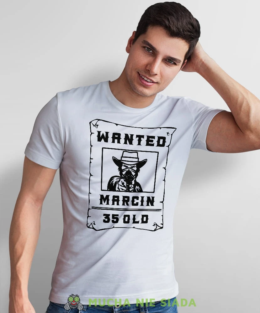 wanted biała męska koszulka urodzinowa z nadrukiem na urodziny.jpg