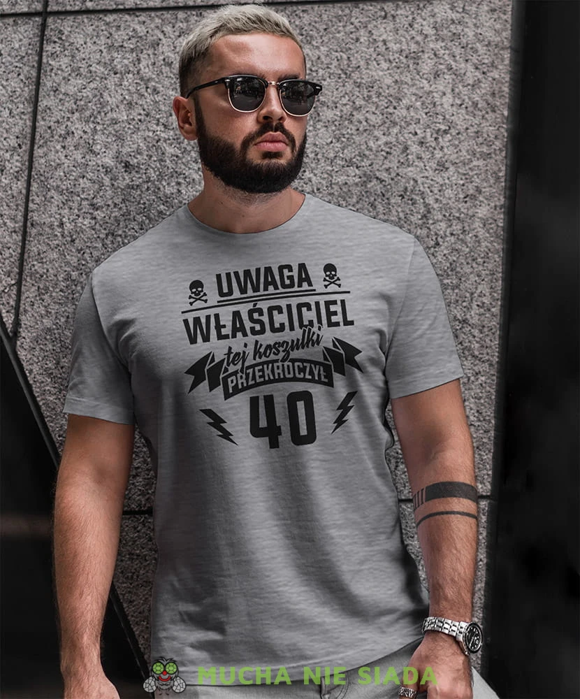uwaga właściciel tej koszulki przekroczył... szara męska koszulka urodzinowa z nadrukiem na urodziny.jpg