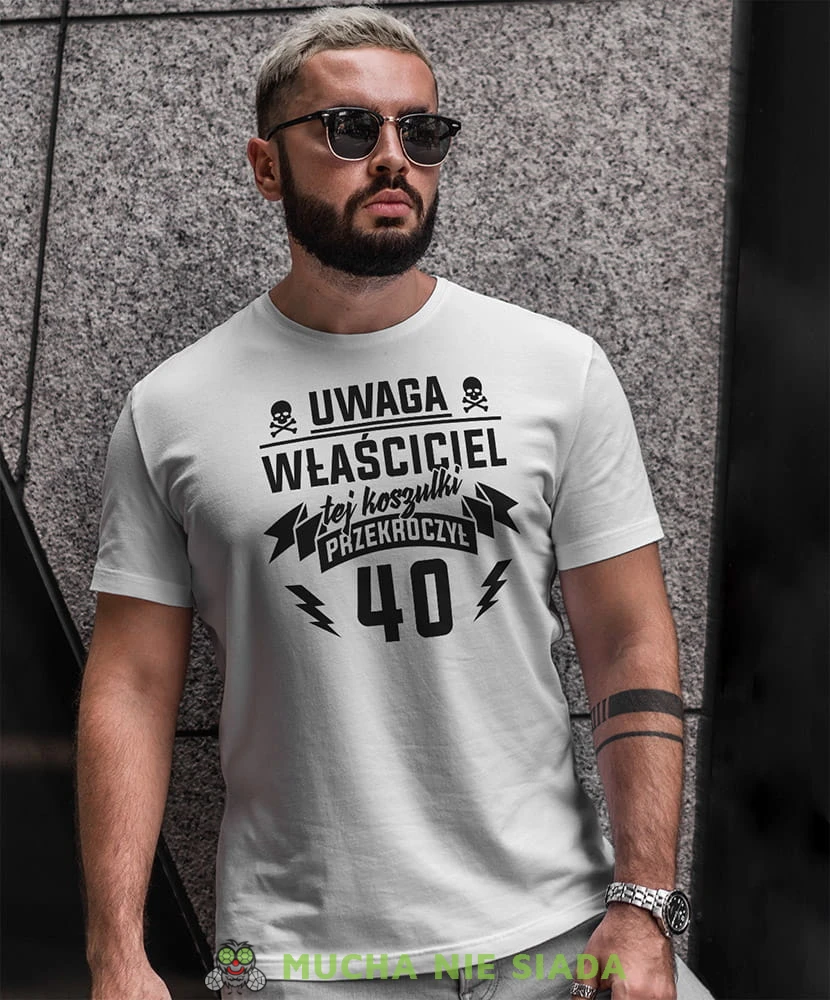 uwaga właściciel tej koszulki przekroczył... biała męska koszulka urodzinowa z nadrukiem na urodziny.jpg