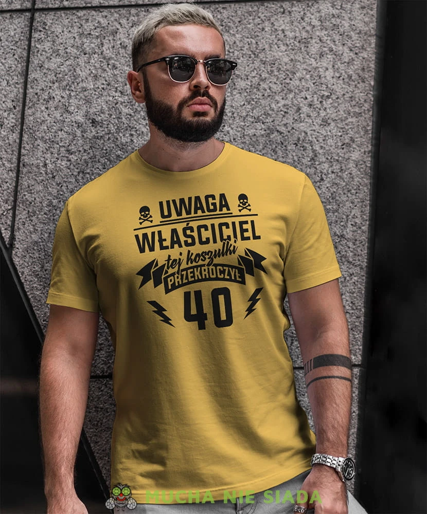 uwaga właściciel tej koszulki przekroczył... żółta męska koszulka urodzinowa z nadrukiem na urodziny.jpg