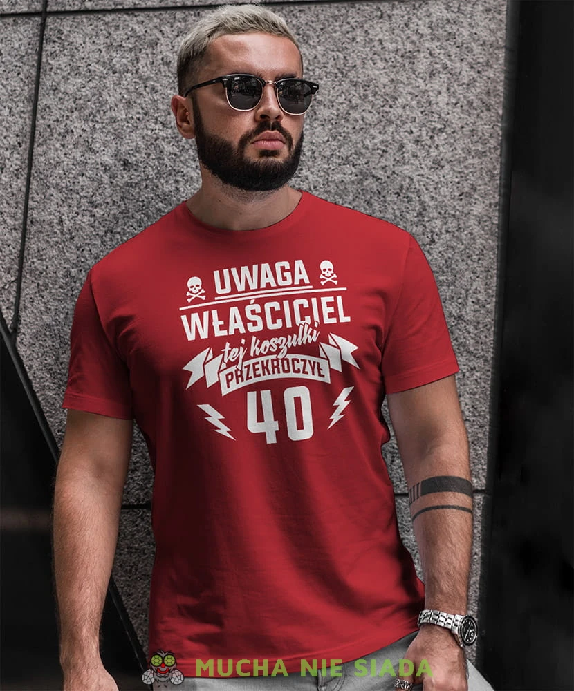 uwaga właściciel tej koszulki przekroczył... czerwona męska koszulka urodzinowa z nadrukiem na urodziny.jpg