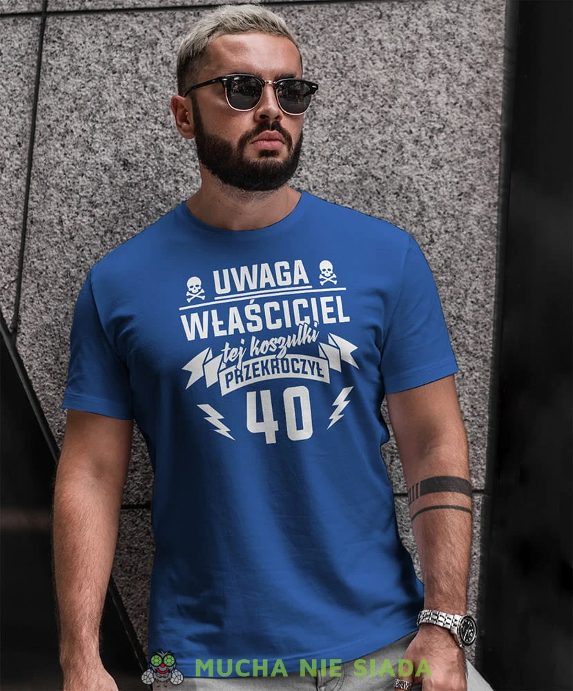 uwaga właściciel tej koszulki przekroczył... niebieska męska koszulka urodzinowa z nadrukiem na urodziny.jpg