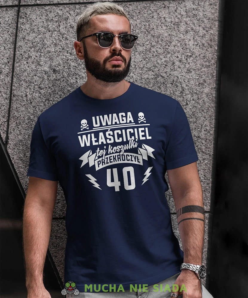 uwaga właściciel tej koszulki przekroczył... granatowa męska koszulka urodzinowa z nadrukiem na urodziny.jpg