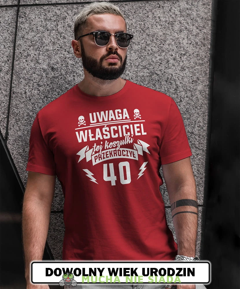 uwaga właściciel tej koszulki przekroczył... czerwona męska koszulka urodzinowa z nadrukiem na urodziny OPIS.jpg
