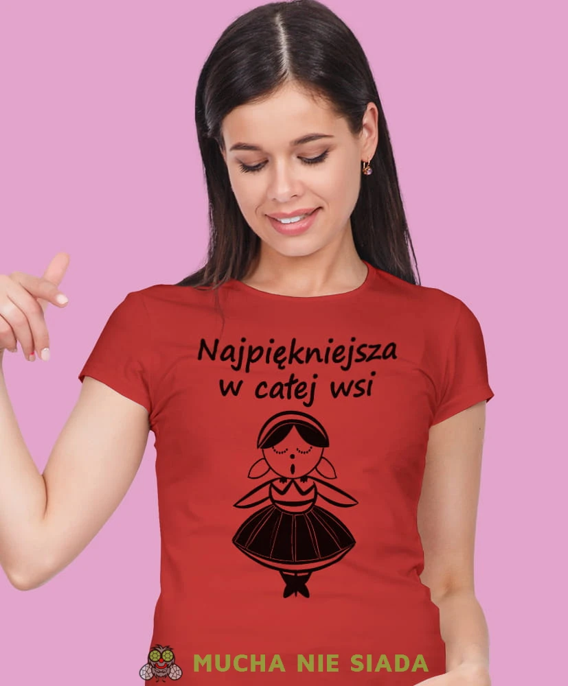 najpiękniejsza w całej wsi czerwona koszulka z nadrukiem na prezent dla dziewczyny dla żony.jpg