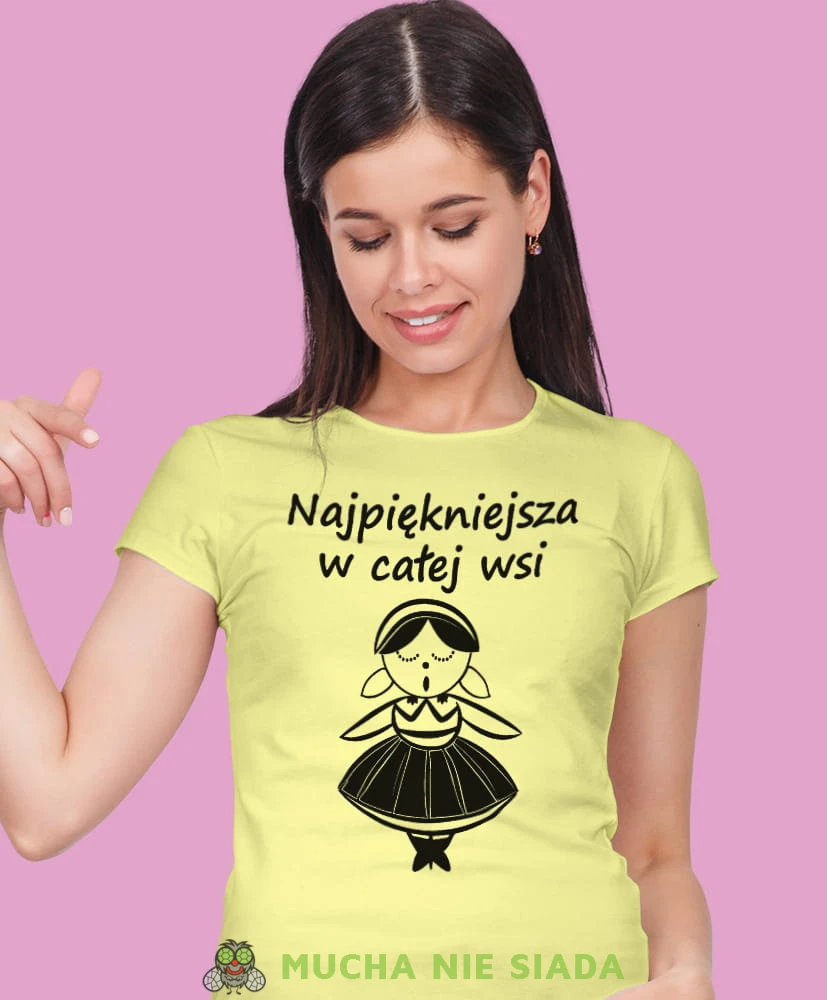 najpiękniejsza w całej wsi żółta koszulka z nadrukiem na prezent dla dziewczyny dla żony.jpg