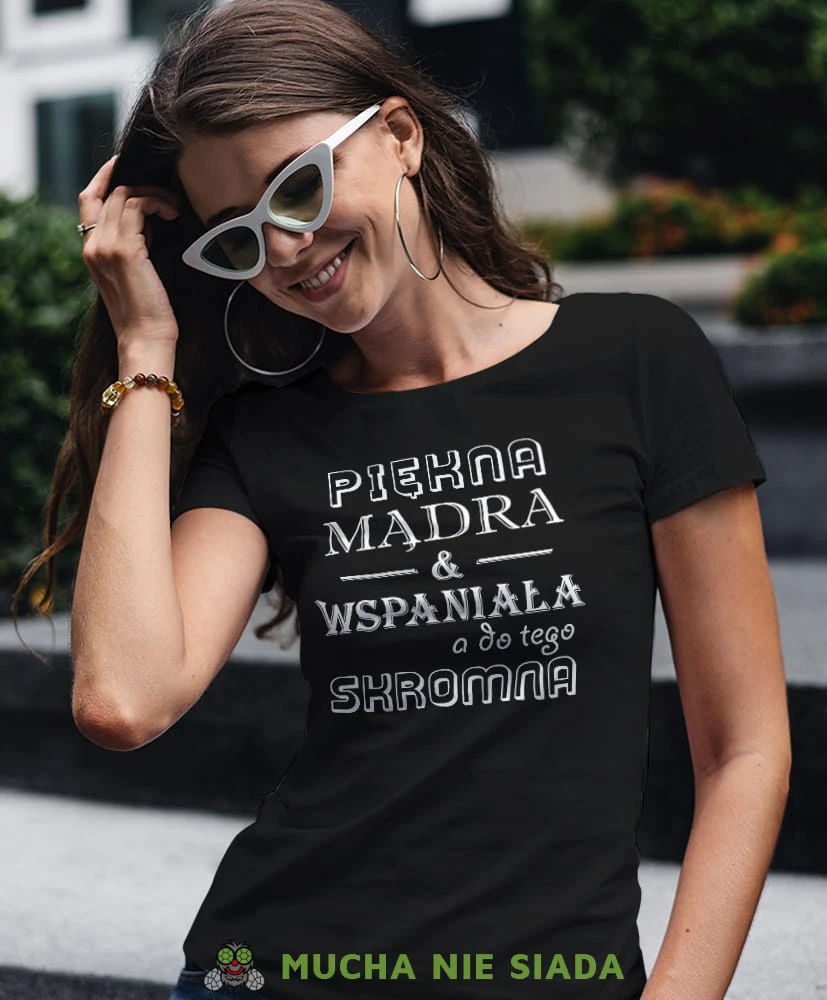 piękna mądra i wspaniała a do tego skromna czarna damska koszulka z nadrukiem na prezent dla dziewczyny.jpg