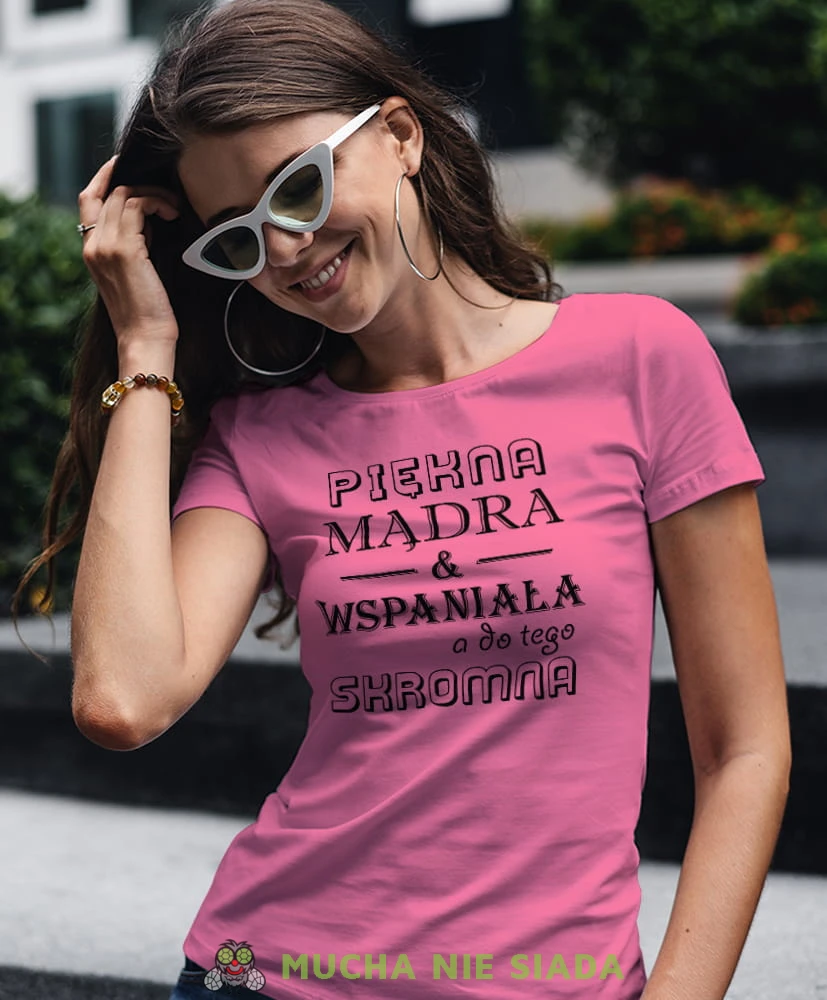 piękna mądra i wspaniała a do tego skromna różowa damska koszulka z nadrukiem na prezent dla dziewczyny.jpg