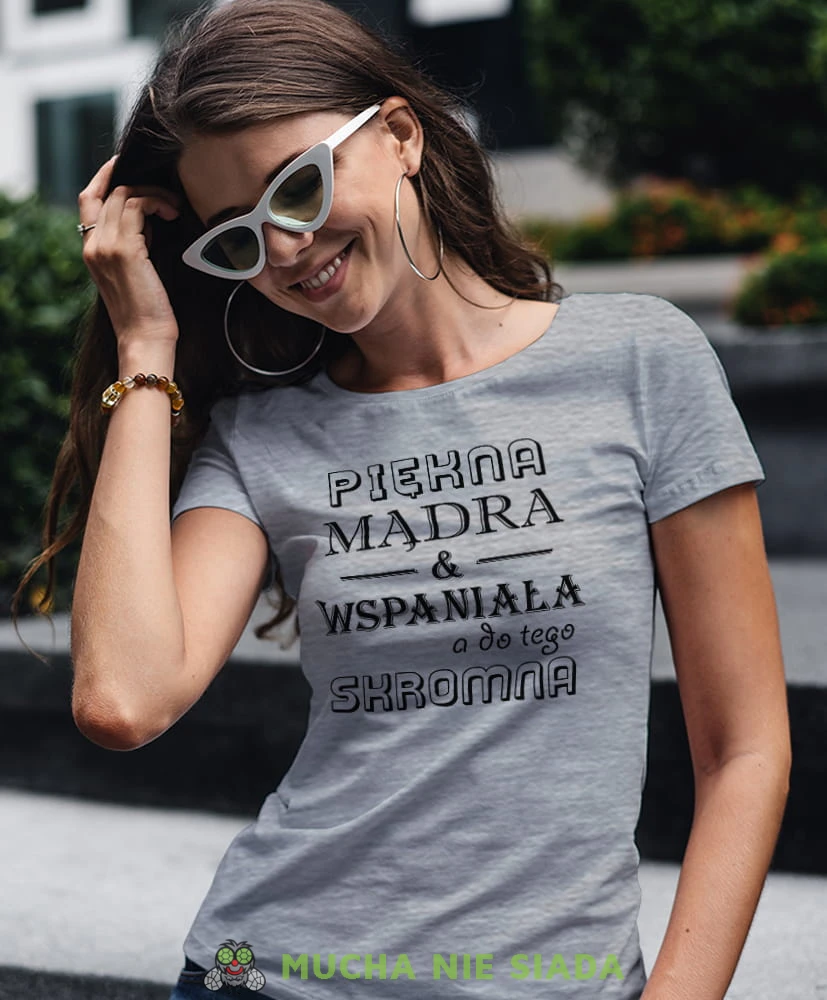 piękna mądra i wspaniała a do tego skromna szara damska koszulka z nadrukiem na prezent dla dziewczyny.jpg