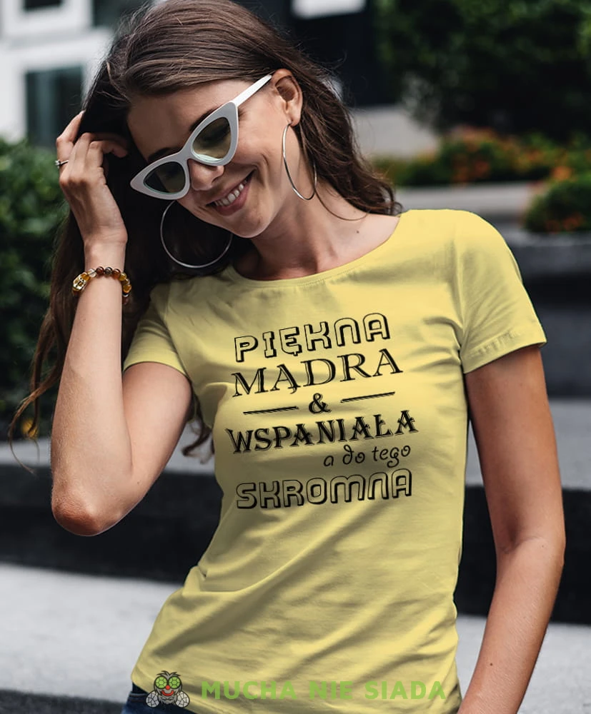 piękna mądra i wspaniała a do tego skromna żółta damska koszulka z nadrukiem na prezent dla dziewczyny.jpg