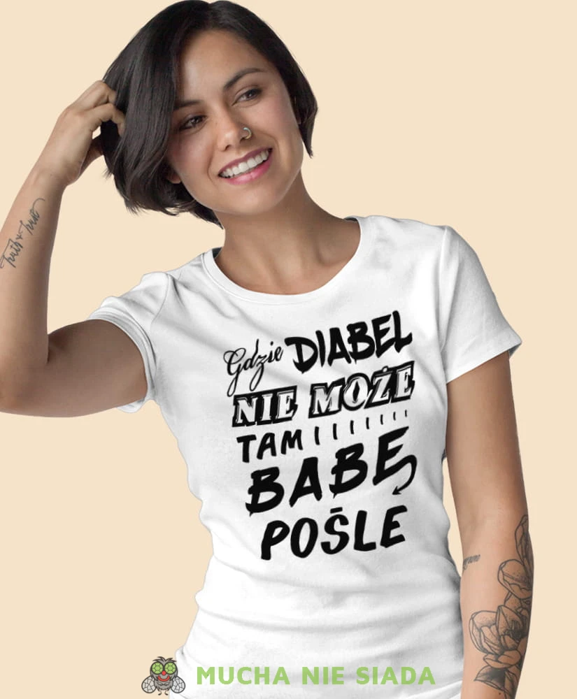 gdzie diabeł nie może tam babę pośle biała koszulka z nadrukiem na prezent dla dziewczyny dla żony.jpg