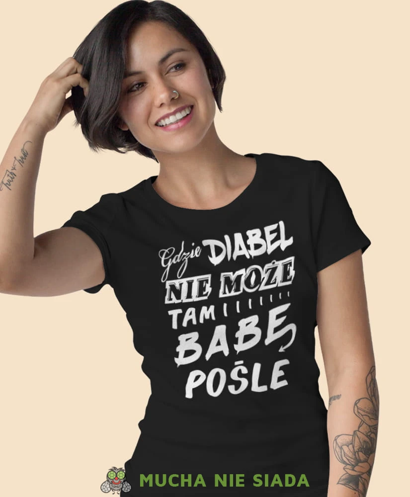 gdzie diabeł nie może tam babę pośle czarna koszulka z nadrukiem na prezent dla dziewczyny dla żony.jpg