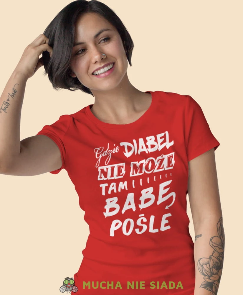 gdzie diabeł nie może tam babę pośle czerewona koszulka z nadrukiem na prezent dla dziewczyny dla żony.jpg