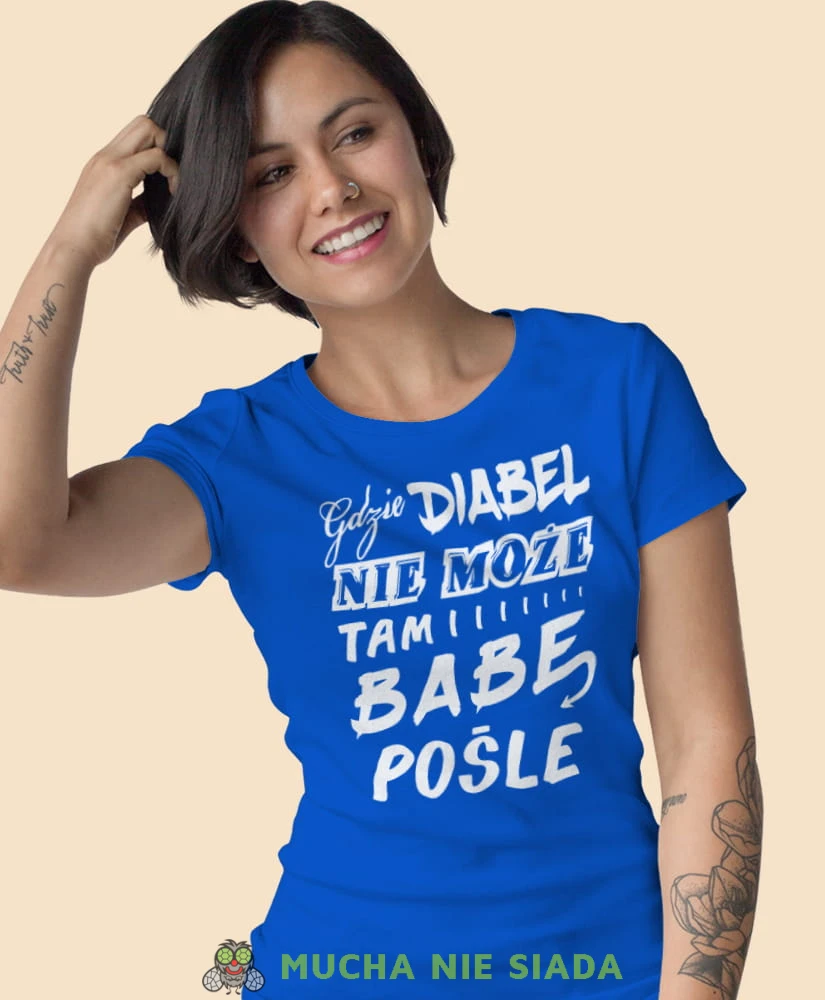 gdzie diabeł nie może tam babę pośle niebieska koszulka z nadrukiem na prezent dla dziewczyny dla żony.jpg