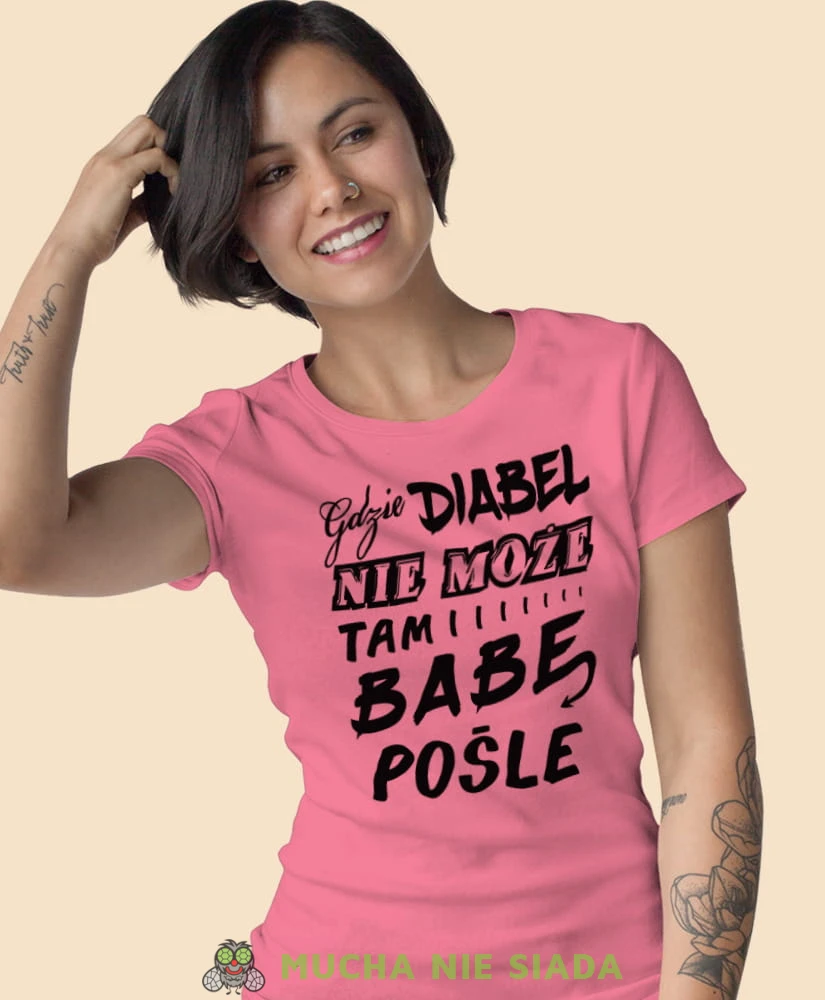 gdzie diabeł nie może tam babę pośle różowa koszulka z nadrukiem na prezent dla dziewczyny dla żony.jpg