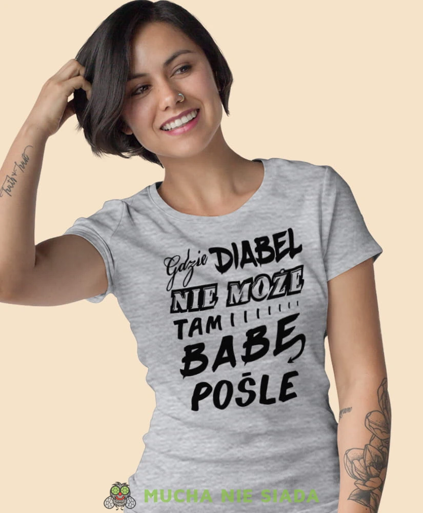 gdzie diabeł nie może tam babę pośle szara koszulka z nadrukiem na prezent dla dziewczyny dla żony.jpg