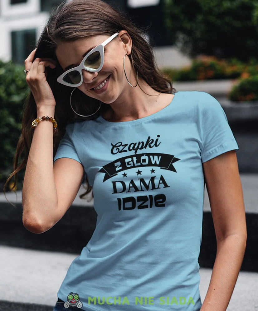 czapki z głów dama idzie jasnoniebieska damska koszulka z nadrukiem na prezent dla dziewczyny dla żony.jpg
