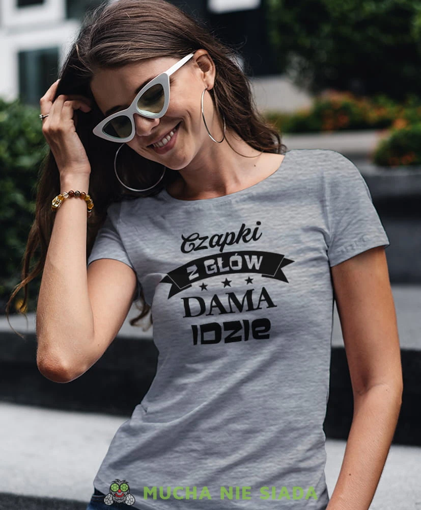 czapki z głów dama idzie szara damska koszulka z nadrukiem na prezent dla dziewczyny dla żony.jpg
