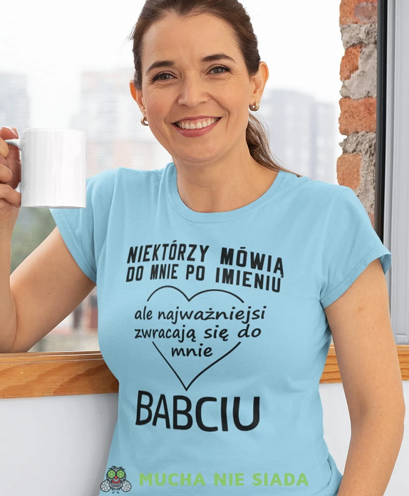 niektórzy mówią do mnie po imieniu ale najważniejsi zwracają się do mnie babciu jasnoniebieska damska koszulka dla babci z nadrukiem babcia.jpg