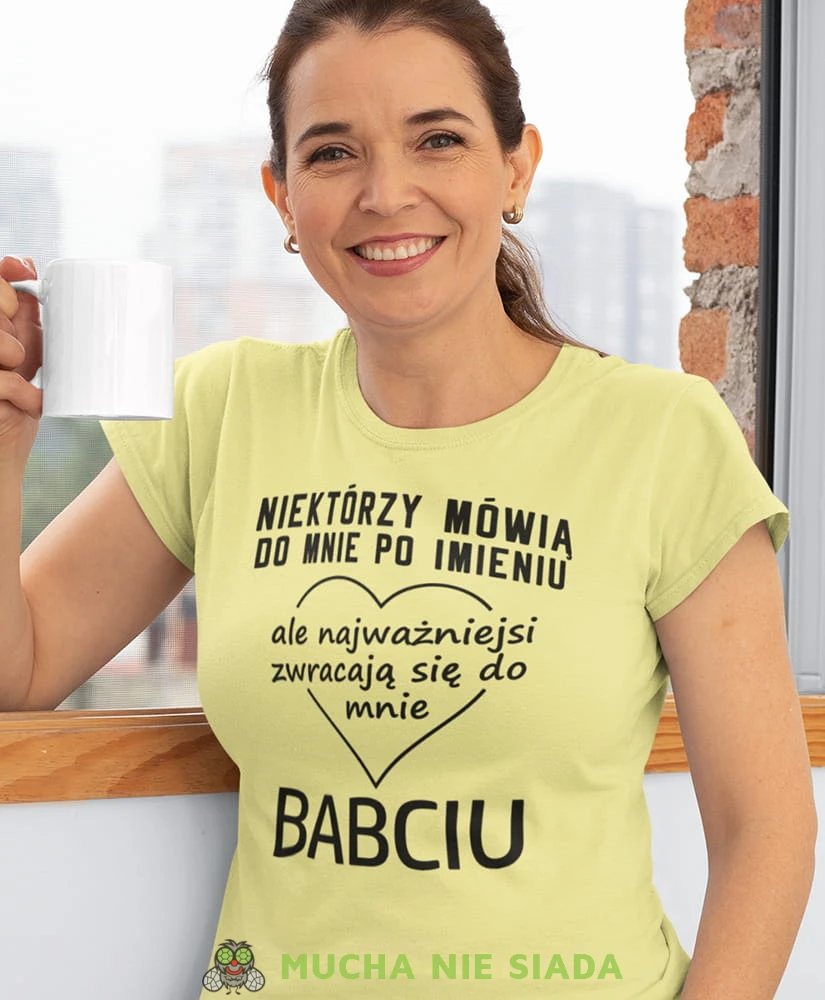 niektórzy mówią do mnie po imieniu ale najważniejsi zwracają się do mnie babciu żółta damska koszulka dla babci z nadrukiem babcia.jpg