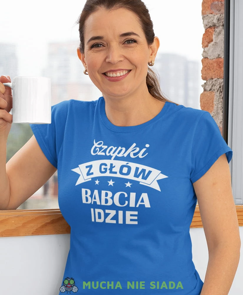 czapki z głów babcia idzie niebieska damska koszulka dla babci z nadrukiem babcia.jpg