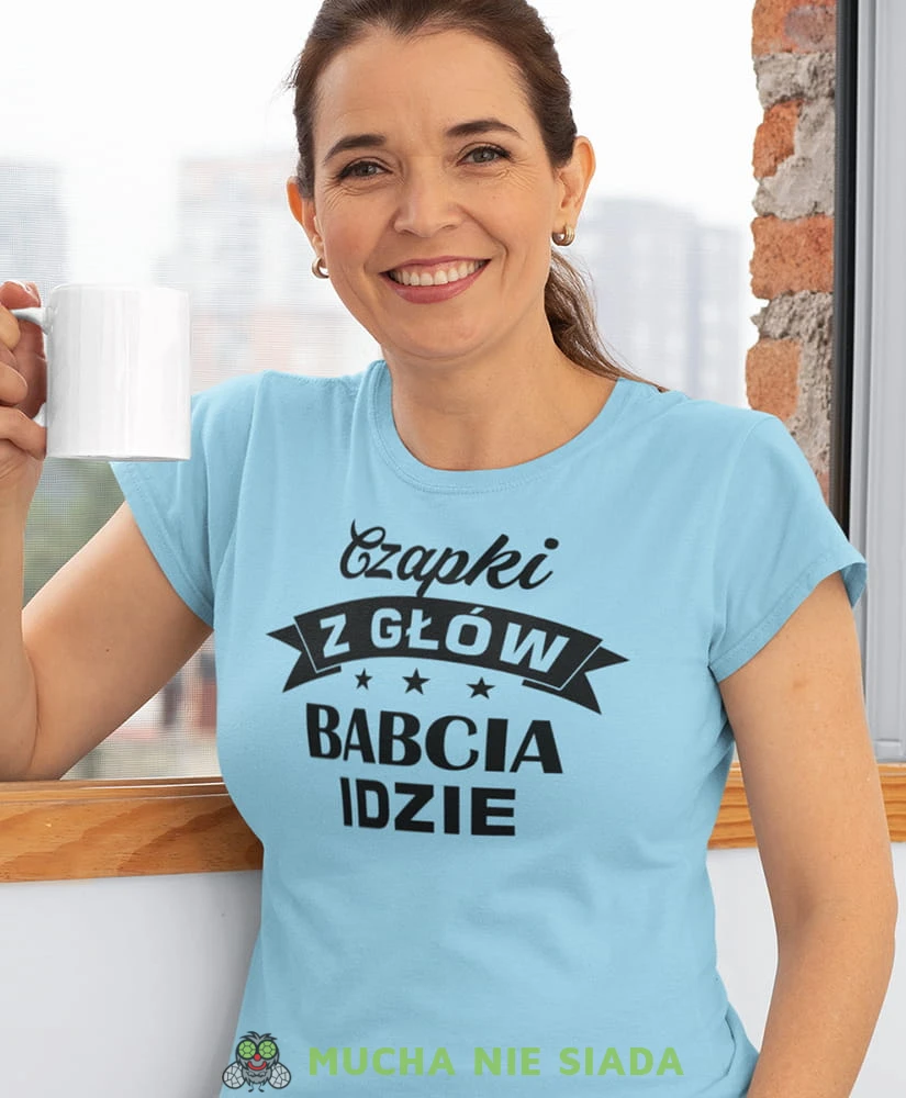 czapki z głów babcia idzie jasnoniebieska damska koszulka dla babci z nadrukiem babcia.jpg