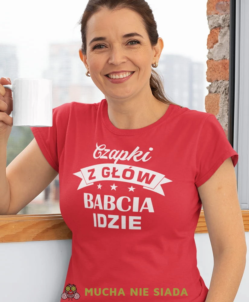 czapki z głów babcia idzie czerwona damska koszulka dla babci z nadrukiem babcia.jpg