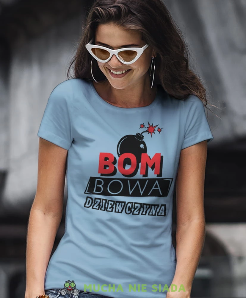 bombowa dziewczyna jasnoniebieska koszulka damska z nadrukiem dla dziewczyny na prezent urodziny.jpg