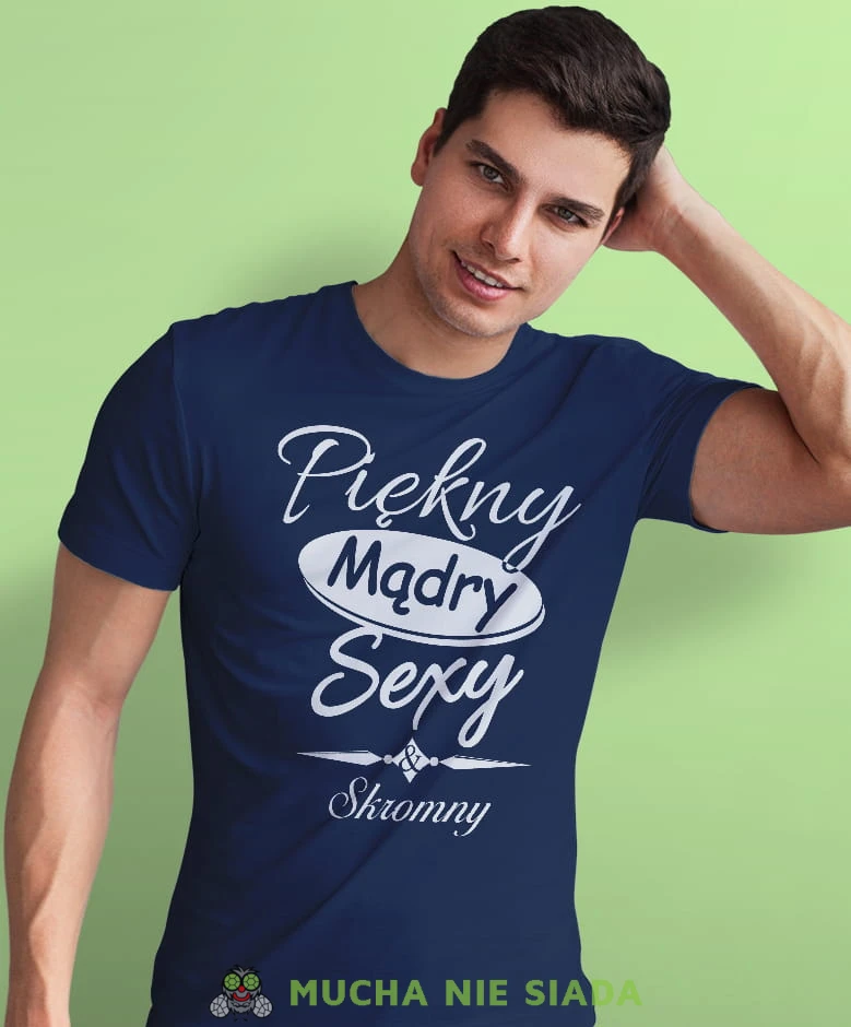 piękny mądry sexy i skromny granatowa męska koszulka z nadrukiem na co dzień, na prezent, fajna koszulka, dla męża, dla chłopaka.jpg