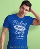 piękny mądry sexy i skromny niebieska męska koszulka z nadrukiem na co dzień, na prezent, fajna koszulka, dla męża, dla chłopaka.jpg