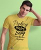 piękny mądry sexy i skromny żółta męska koszulka z nadrukiem na co dzień, na prezent, fajna koszulka, dla męża, dla chłopaka.jpg