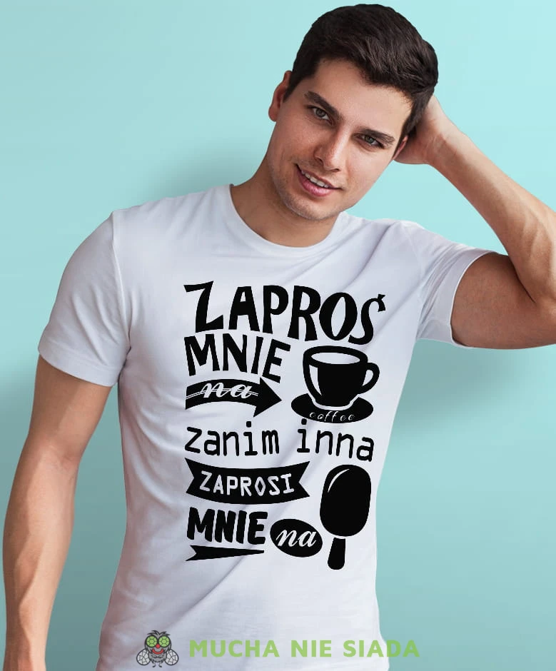 zaproś mnie na kawę zanim inna zaprosi mnie na loda biała męska koszulka z nadrukiem na co dzień, na prezent, fajna koszulka, dla męża, dla chłopaka.jpg