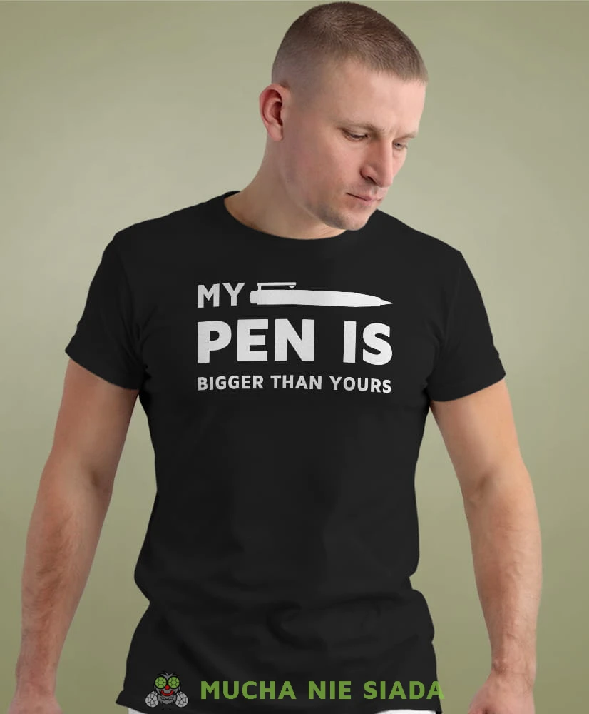 my pen is bigger than yours czarna męska koszulka z nadrukiem na co dzień, na prezent, fajna koszulka dla chłopaka.jpg