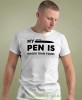 my pen is bigger than yours biała męska koszulka z nadrukiem na co dzień, na prezent, fajna koszulka dla chłopaka.jpg