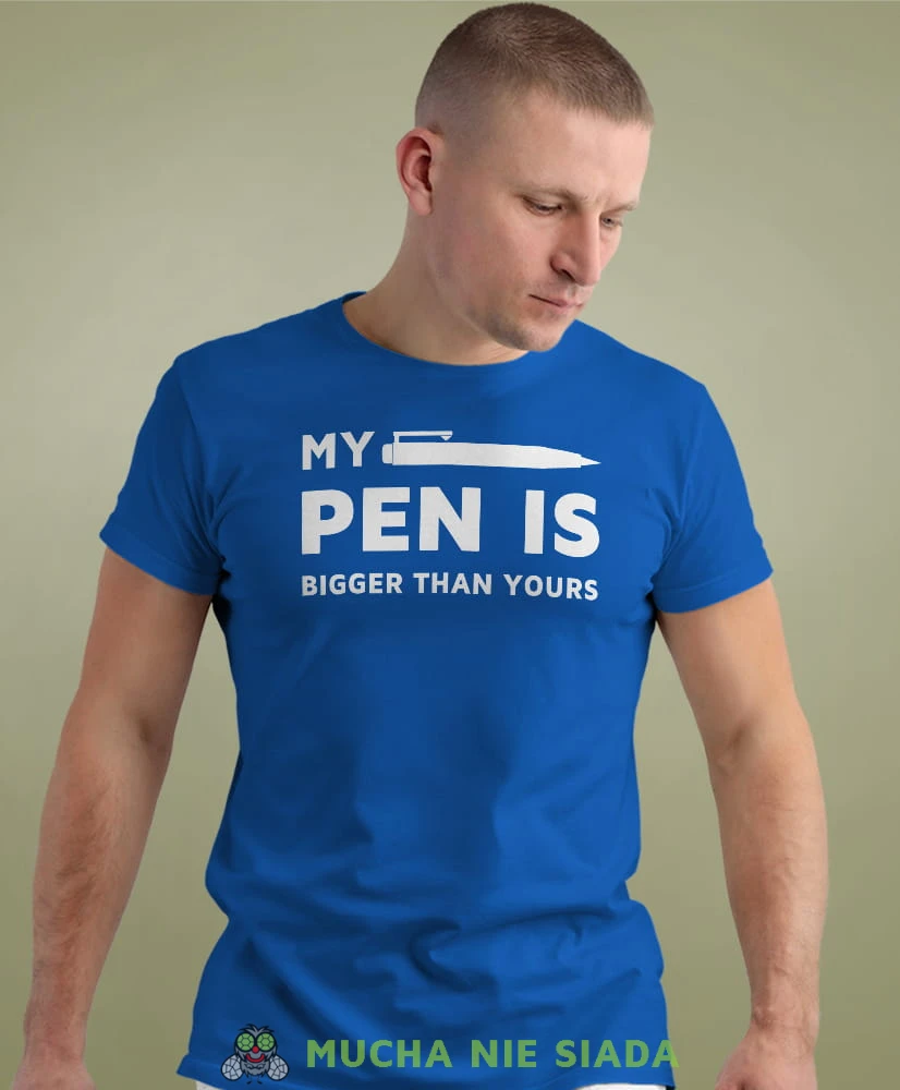 my pen is bigger than yours niebieska męska koszulka z nadrukiem na co dzień, na prezent, fajna koszulka dla chłopaka.jpg