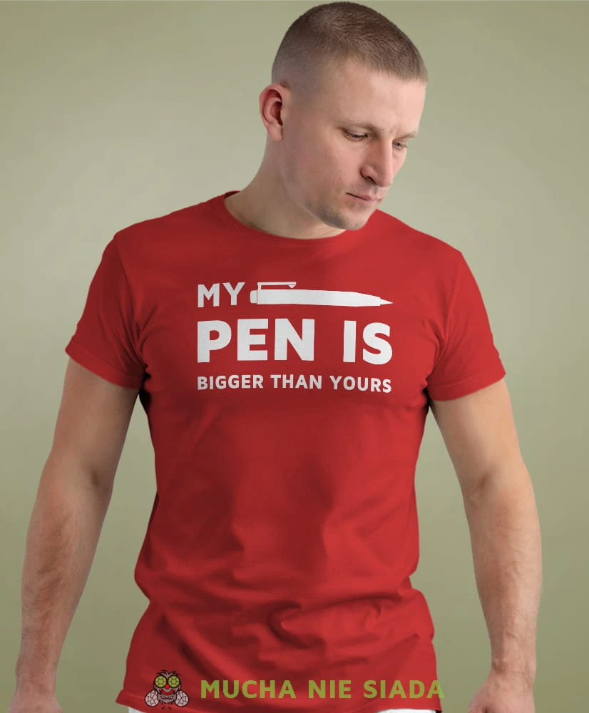 my pen is bigger than yours czerwona męska koszulka z nadrukiem na co dzień, na prezent, fajna koszulka dla chłopaka.jpg