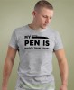 my pen is bigger than yours szara męska koszulka z nadrukiem na co dzień, na prezent, fajna koszulka dla chłopaka.jpg