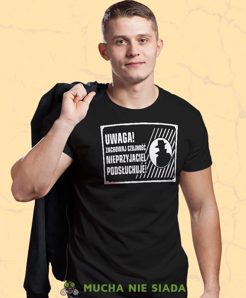 uwaga zachowaj czujność nieprzyjaciel podsłuchuje czarna męska koszulka z nadrukiem na co dzień, na prezent, fajna koszulka.jpg