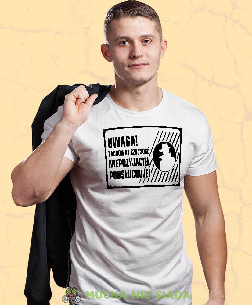 uwaga zachowaj czujność nieprzyjaciel podsłuchuje biała męska koszulka z nadrukiem na co dzień, na prezent, fajna koszulka.jpg
