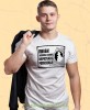 uwaga zachowaj czujność nieprzyjaciel podsłuchuje biała męska koszulka z nadrukiem na co dzień, na prezent, fajna koszulka.jpg