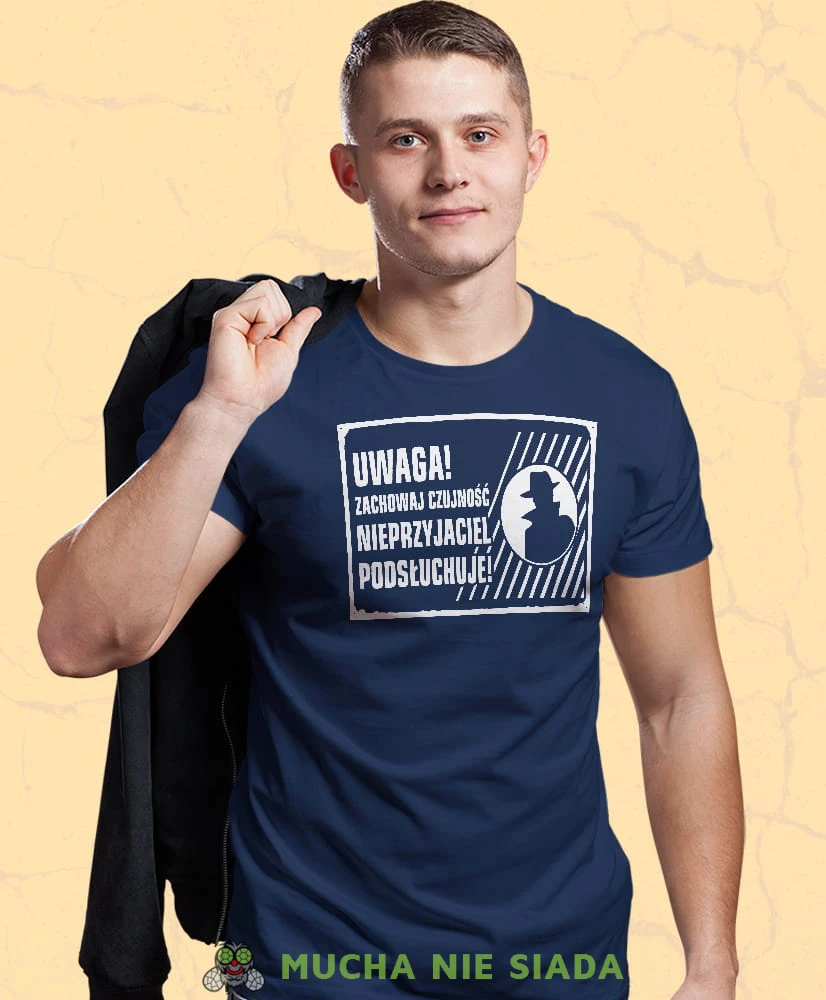 uwaga zachowaj czujność nieprzyjaciel podsłuchuje granatowa męska koszulka z nadrukiem na co dzień, na prezent, fajna koszulka.jpg